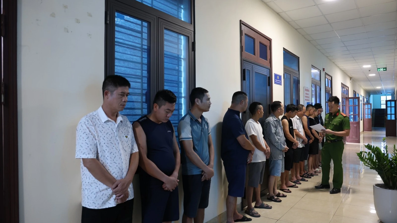 Triệt phá sới bạc thu "phí vào cửa", cho vay lãi nặng tại Ninh Bình